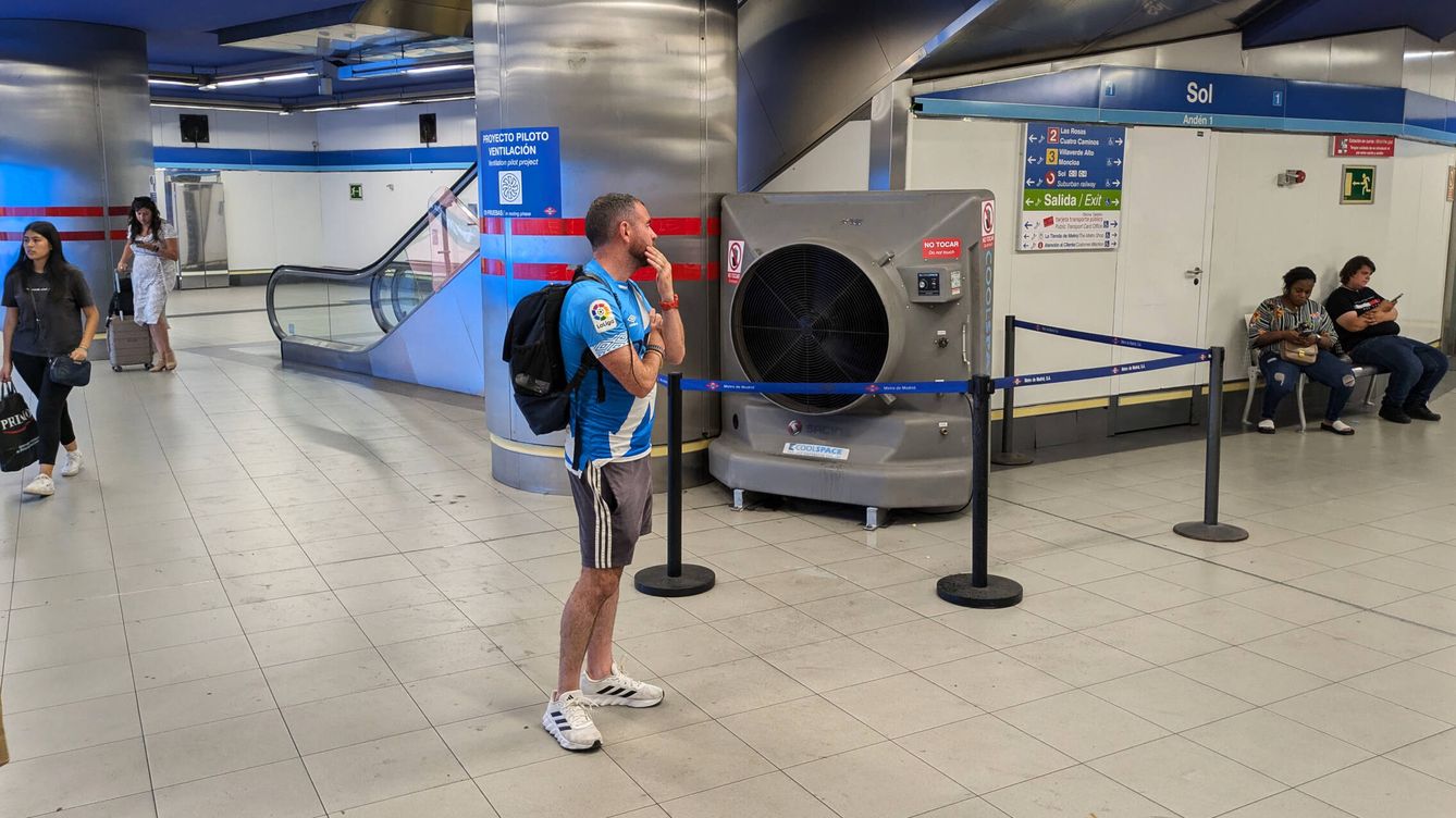 Foto: Un hombre espera en el andén de Metro de la estación de Sol, Madrid. (Albert Sanchis)