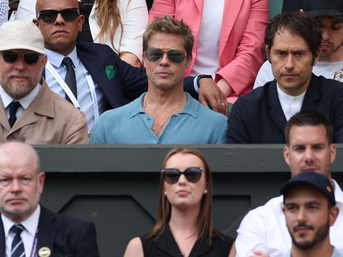 Foto: El actor Brad Pitt, durante la final masculina del último Wimbledon. (EFE/EPA/Neil Hall)