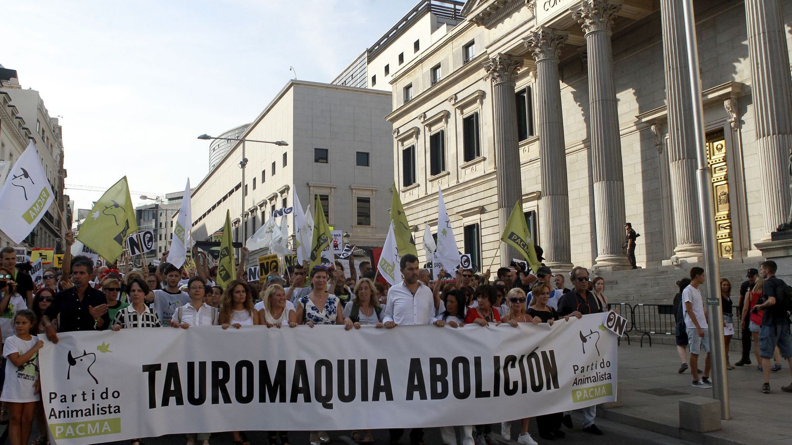 Foto: Manifestación del Pacma contra los festejos taurinos. (EFE)