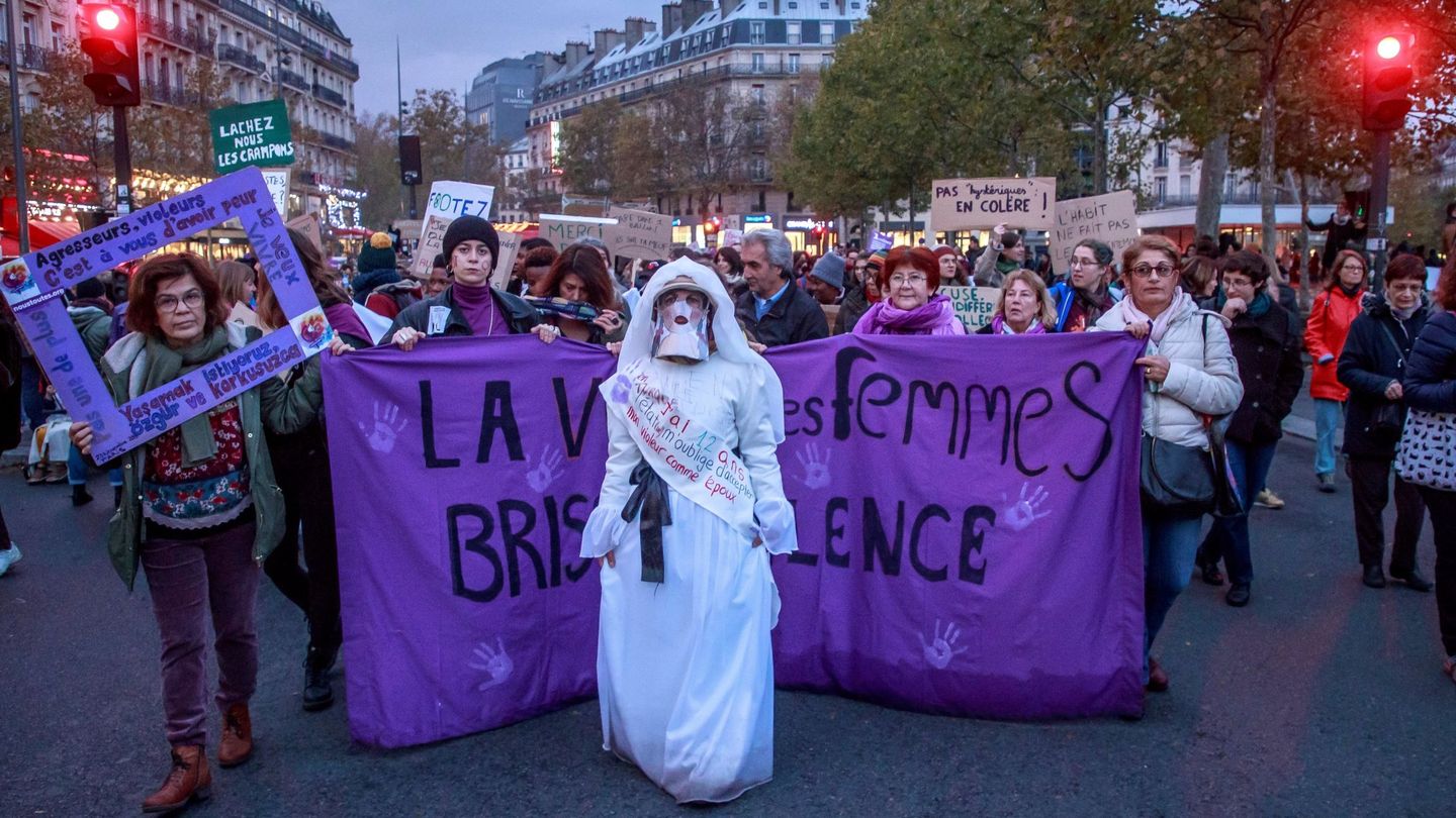 Decenas de miles de personas se manifestaron en Francia contra la violencia sexista, en un año marcado por la alarmante cifra de 137 mujeres asesinadas por sus parejas. (EFE)