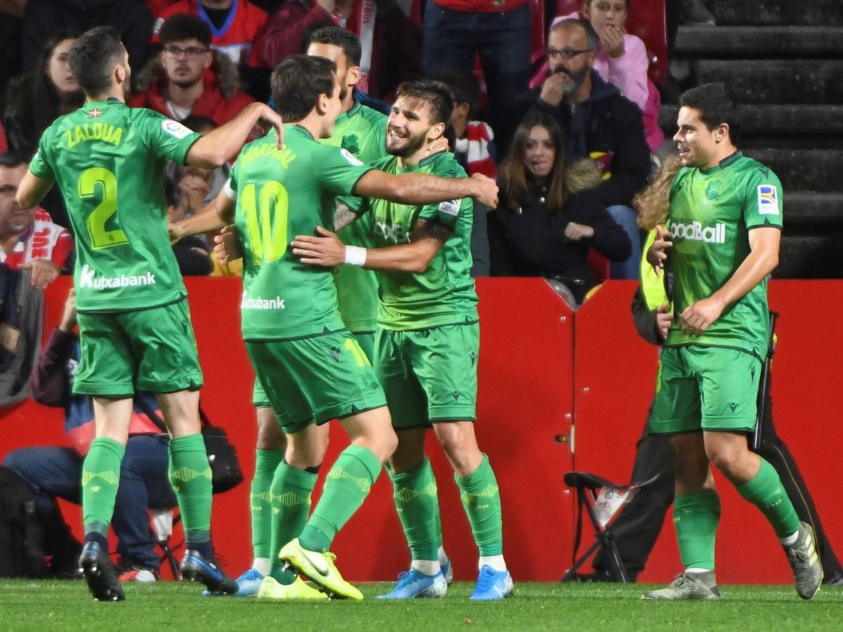 Foto: Portu celebra con sus compañeros el gol de la victoria de la Real Sociedad en Granada. (EFE)