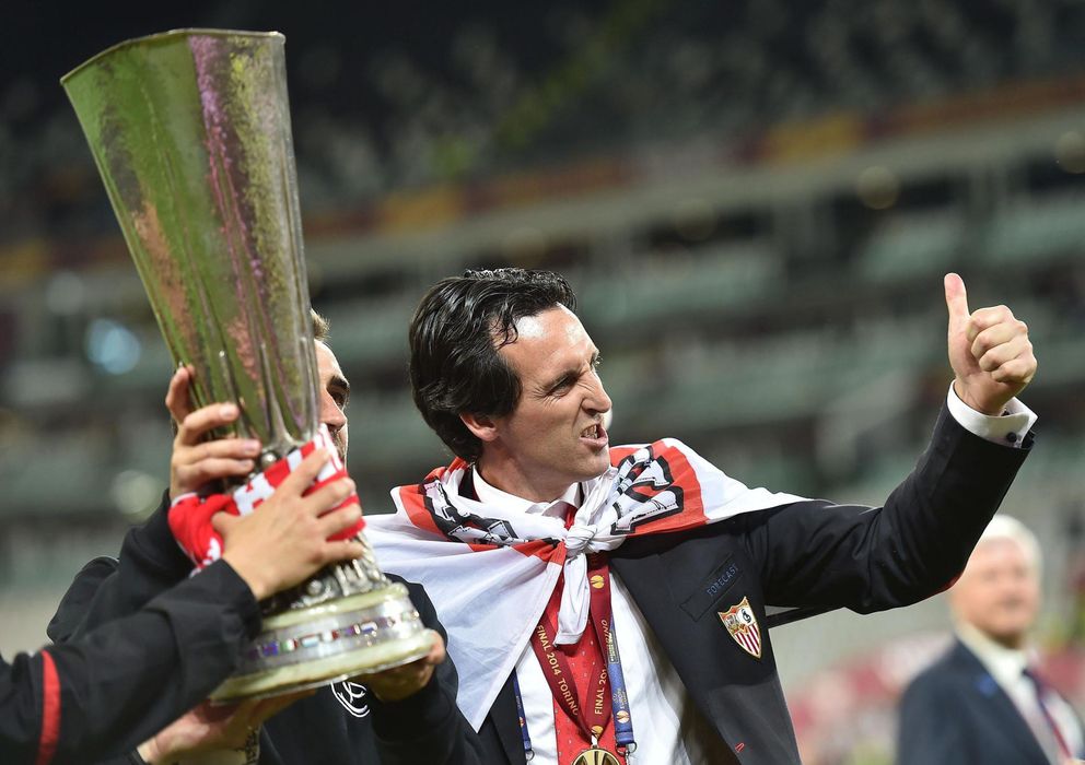 Foto: Unai Emery junto al trofeo que le acredita como campeón de la Europa League (EFE)