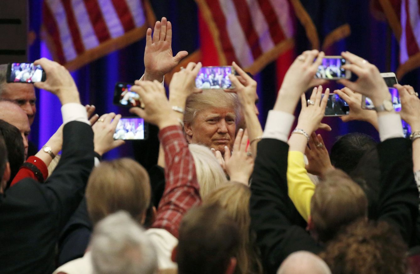 Trump saluda a votantes tras un discurso en Spartanburg para celebrar su victoria en Carolina del Sur (Reuters).