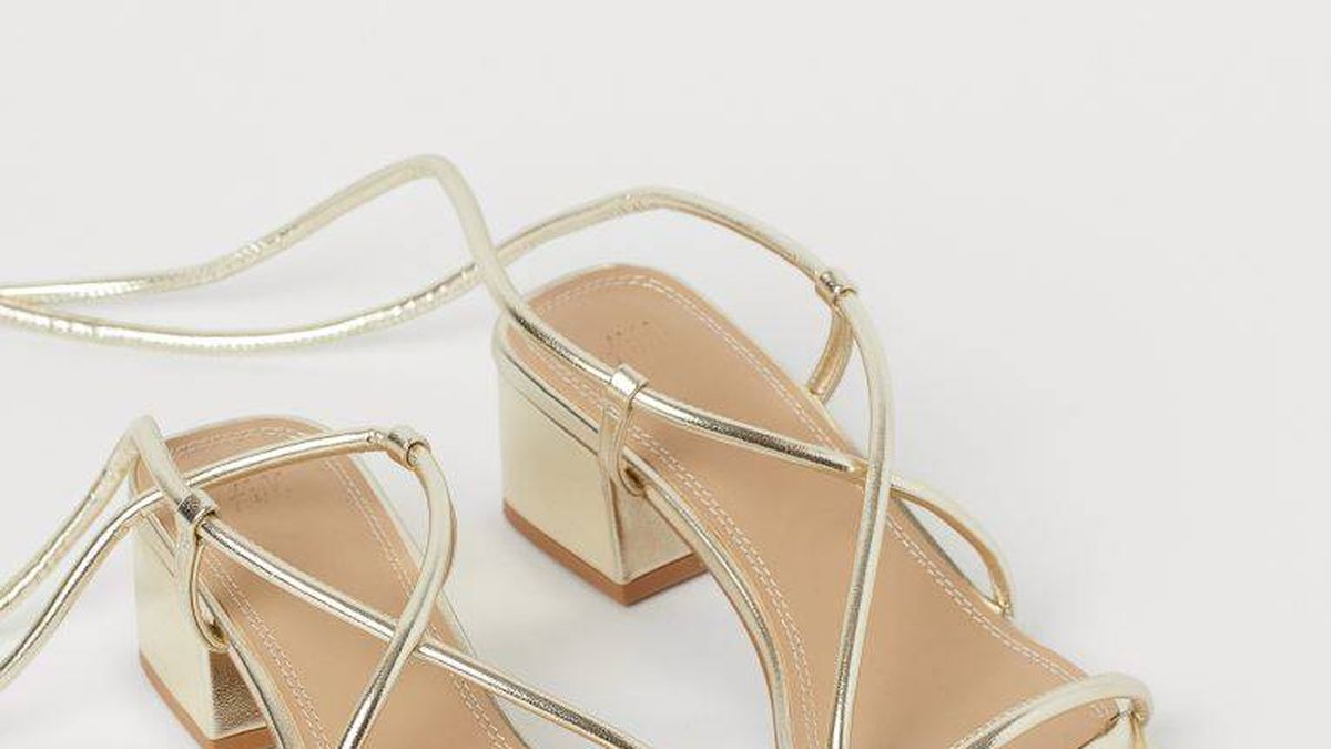 Estas sandalias doradas de tacón sensato de H&M son la nueva obsesión de las invitadas