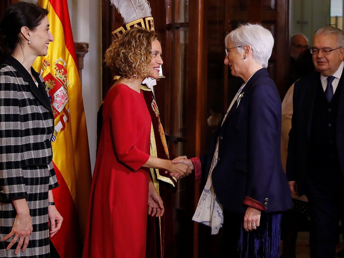 Foto: La fiscal general del Estado, Maria José Segarra, saluda a la presidenta del Congreso, Meritxell Batet. (EFE)