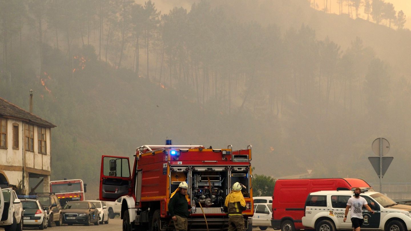 Contaminación atmosférica debida al incendio forestal en las proximidades de San Clodio, en la provincia de Ourense. Foto: EFE
