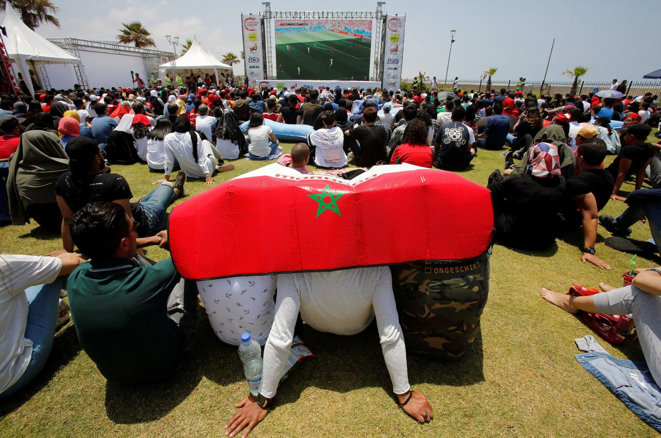 Aficionados de Marruecos, donde el fútbol es una gran pasión, observan un partido de su selección contra Portugal durante el Mundial de Rusia, en una calle de Casablanca, el 20 de junio de 2018. (Reuters)