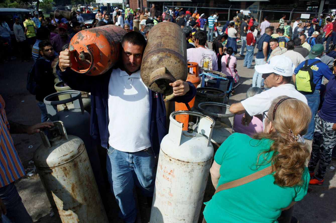 Venezolanos intentan comprar gas en un punto de distribución en San Cristobal, Venezuela. (Reuters)