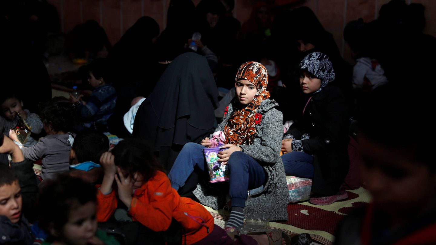 Civiles que huyen del Estado Islámico en el frente de Raqqa descansan en el interior de una mezquita. (Reuters) 