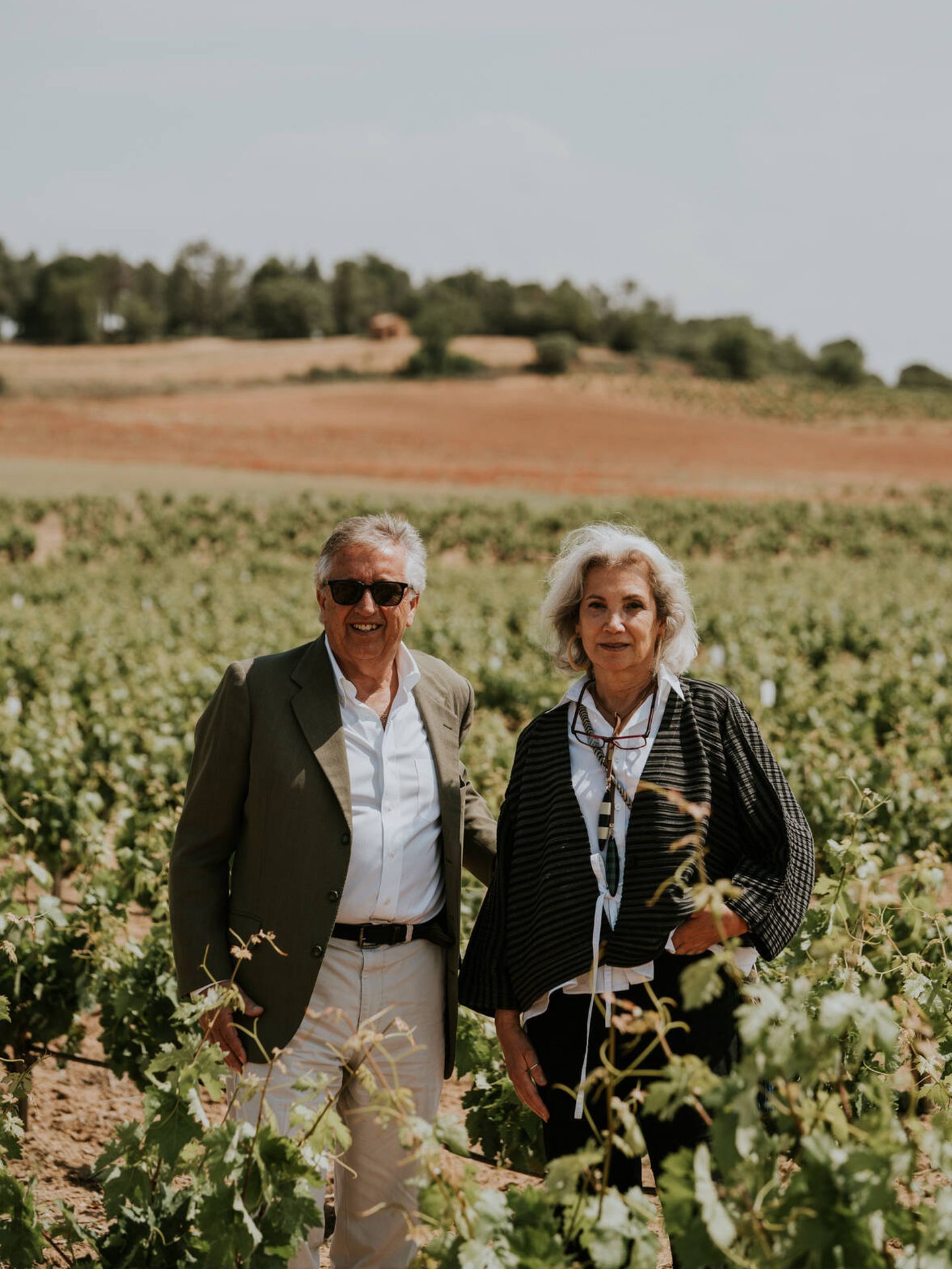 Mario Rotllant, presidente y fundador de Bodegas Roda, y Carme Pinós, en los viñedos de Bodegas La Horra. (Cortesía)