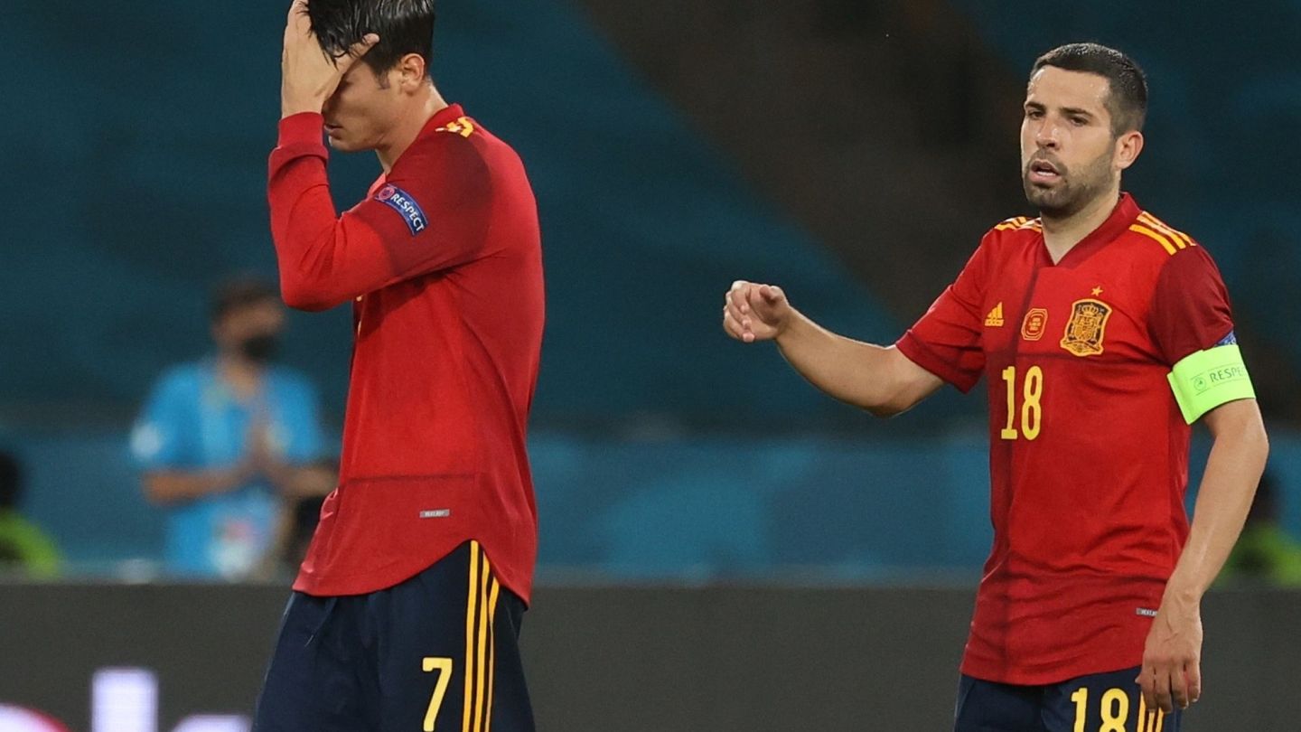 Morata con gesto de decepción en el partido contra Suecia en Sevilla. (EFE)