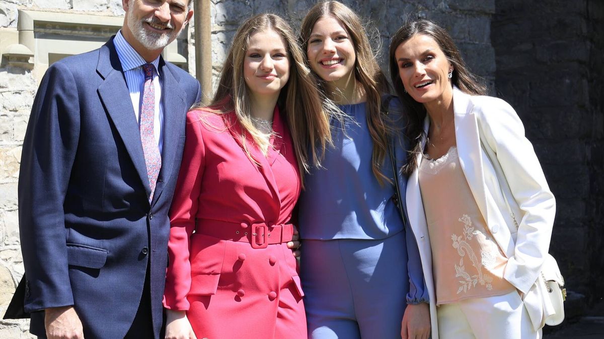 Leonor, con minivestido fucsia y tacones, celebra su graduación junto a sus padres y la infanta Sofía