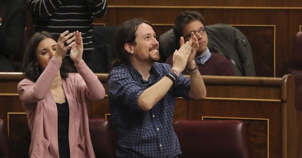Foto: El líder de Podemos, Pablo Iglesias, y la portavoz del grupo, Irene Montero, aplauden a los estibadores que se encontraban en la tribuna de invitados del Congreso. (EFE)