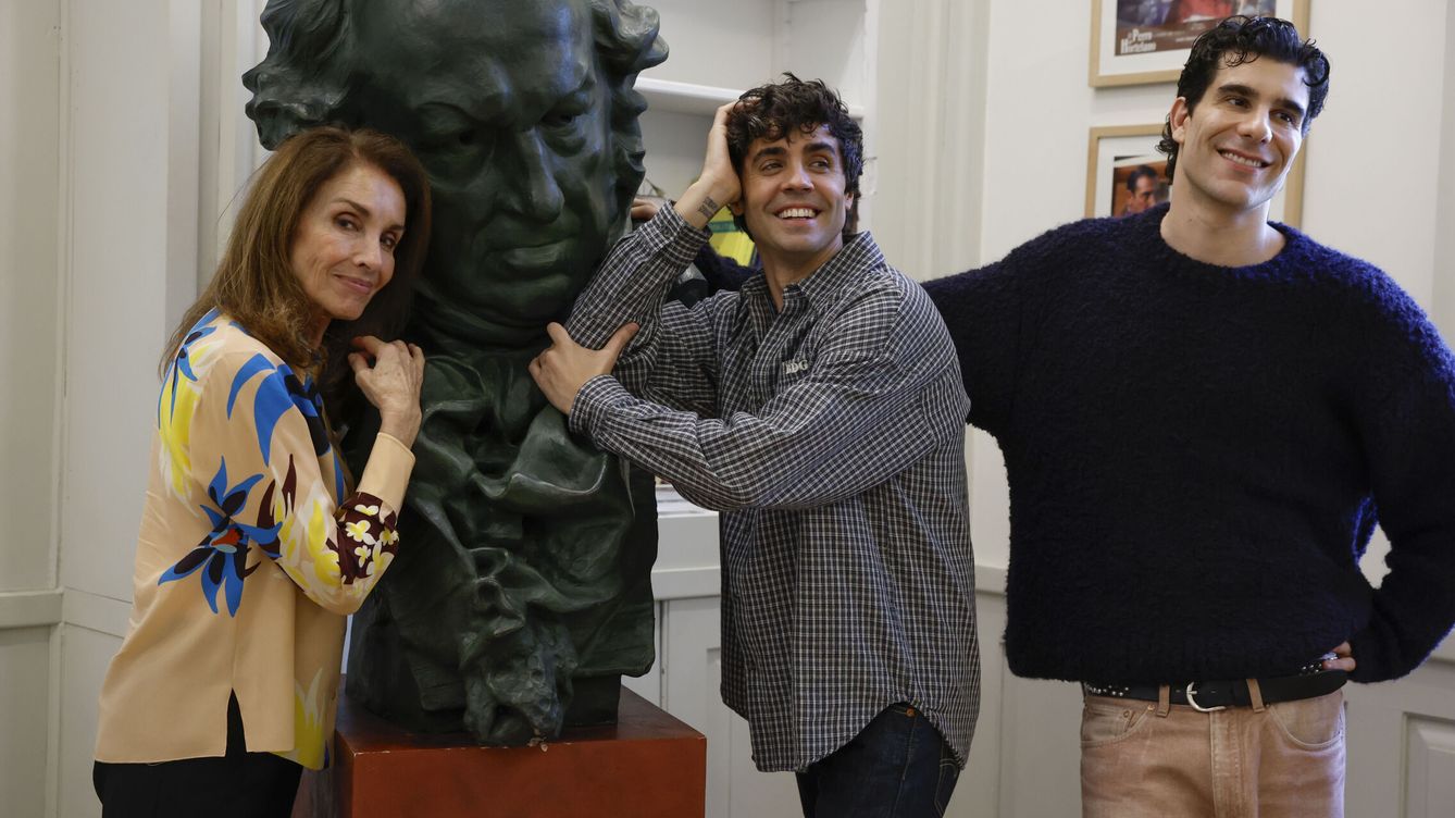 Foto: Ana Belén, Javier Ambrossi y Javier Calvo ante la cabeza de Goya. (EFE/Zipi)