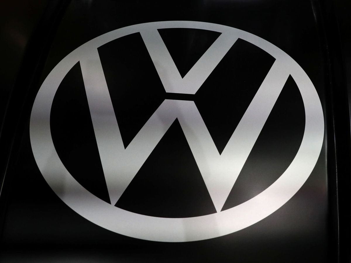 Foto: Logo de Volkswagen en un feria de vehículos. (Reuters)
