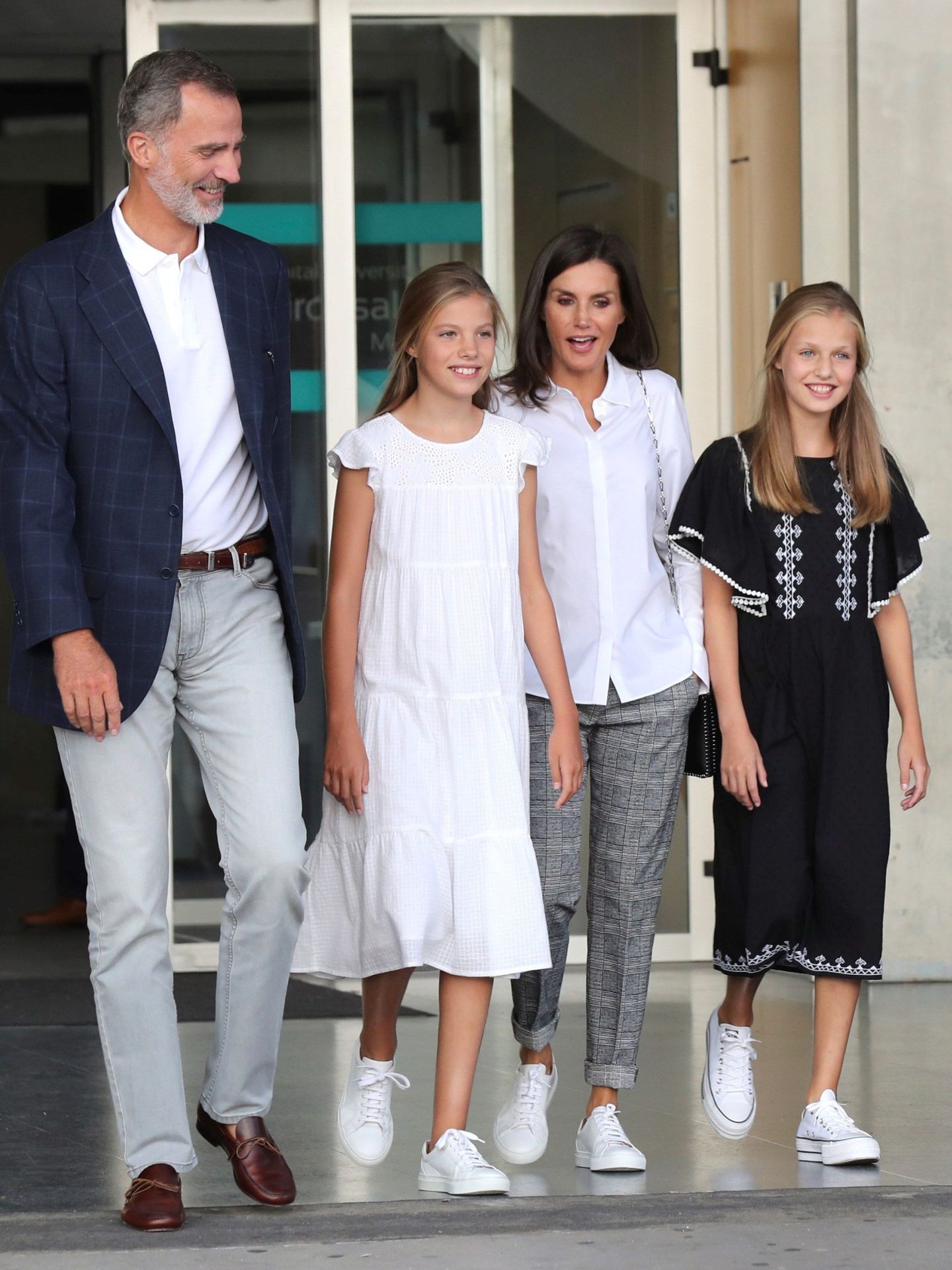 Los reyes Felipe y Letizia, junto a sus hijas a la salida del Hospital Clínico Quirón. (EFE)