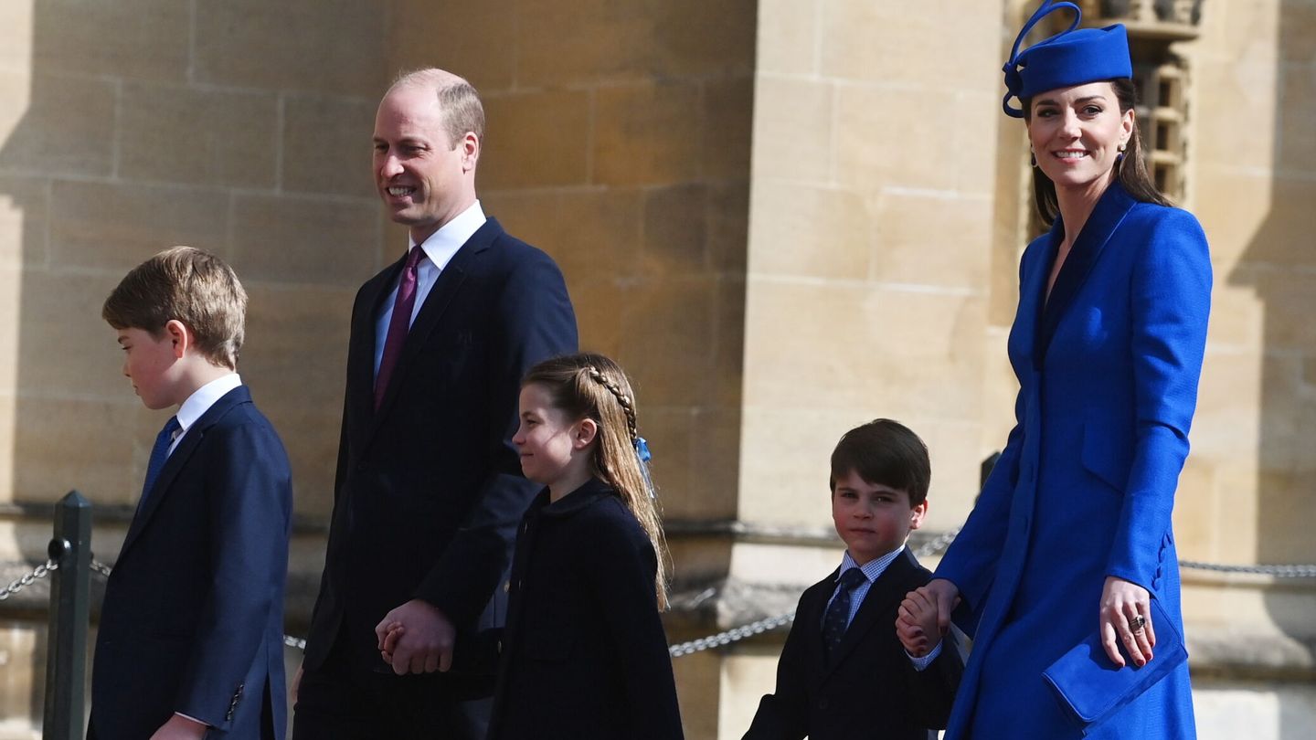 Los príncipes de Gales con sus tres hijos, George, Charlotte y Louis. (EFE/Neil Hall)