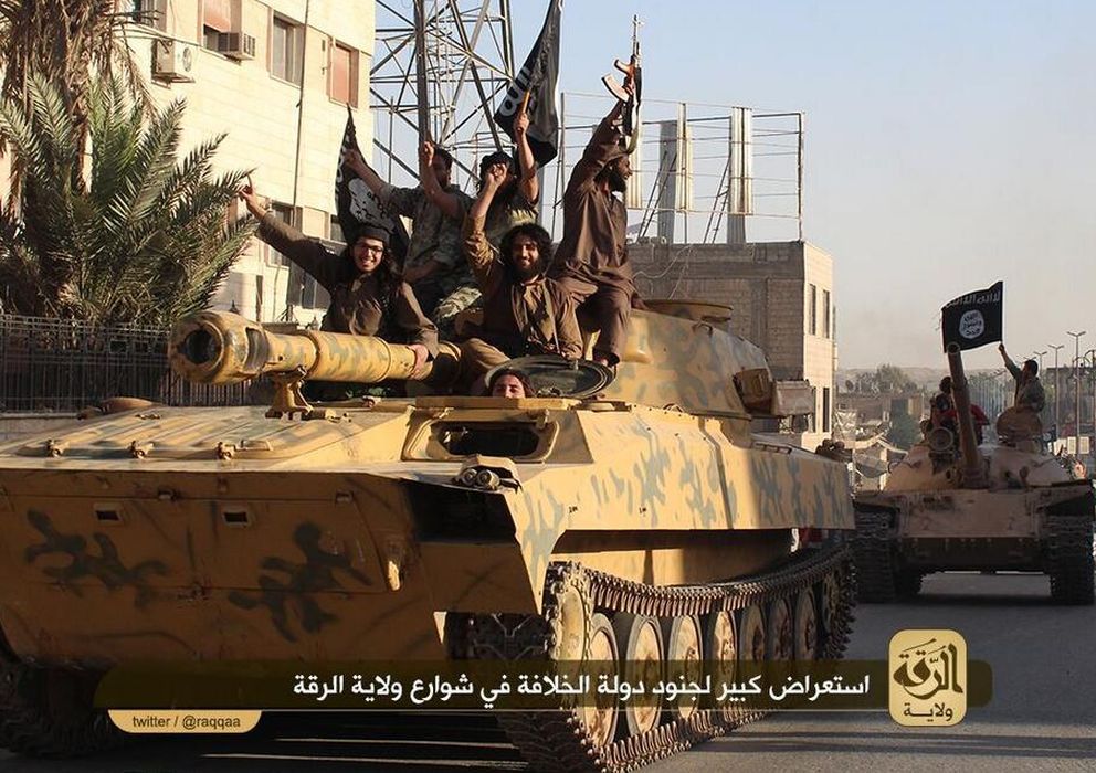 Foto: Combatientes del Estado Islámico desfilan en una imagen difundida por el grupo (Twitter)