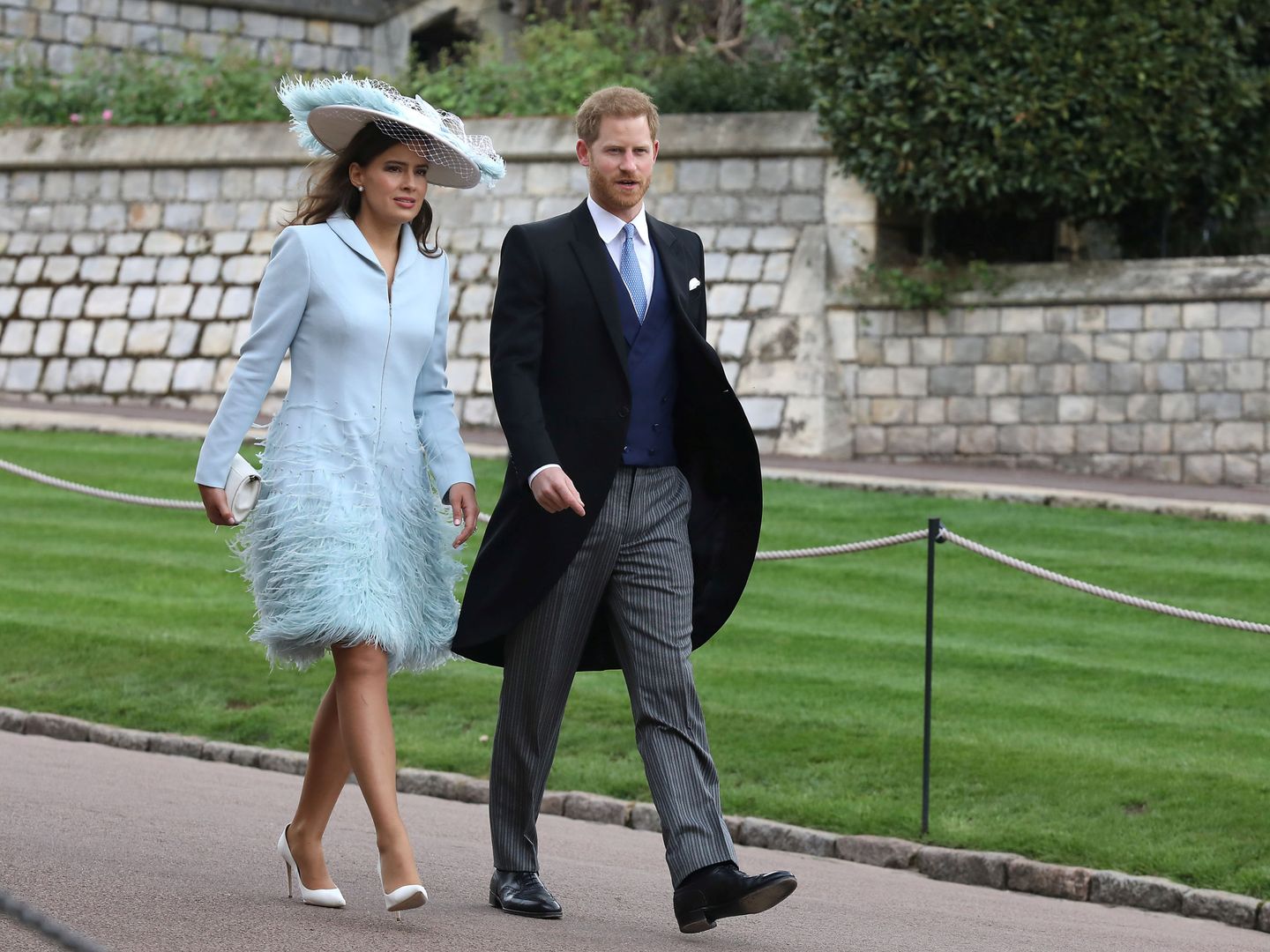 El príncipe Harry y Sophie Winkleman llegando a la boda de Lady Gabriella Windsor. (Reuters)