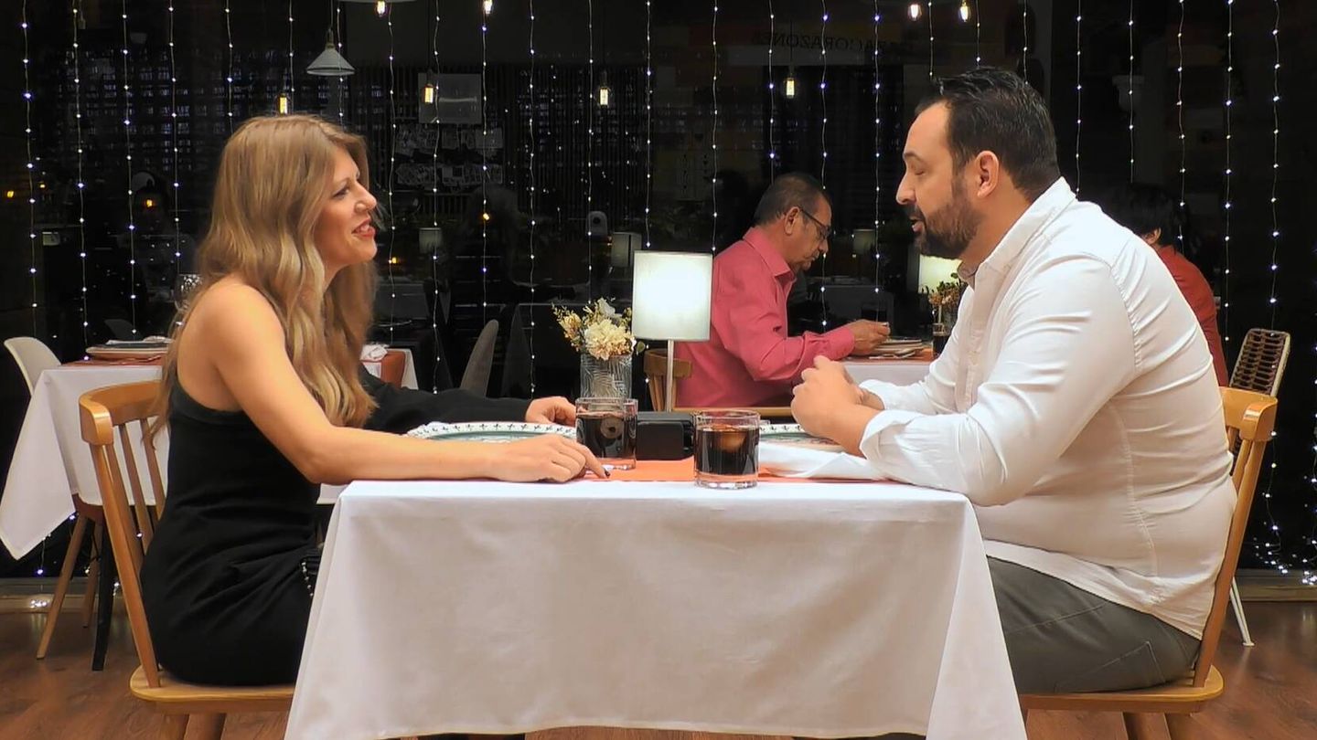 Vicky y Óscar, en 'First Dates'. (Mediaset)