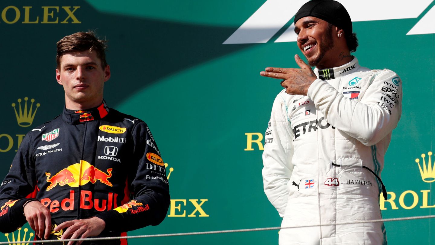 Hamilton y Verstappen en el podio. (EFE)