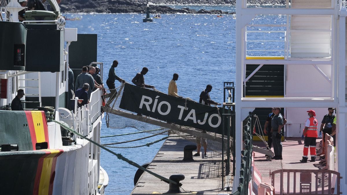 Llega a Tenerife el cayuco con más personas a bordo desde que se abrió la ruta: 360 inmigrantes entre El Hierro y Los Cristianos