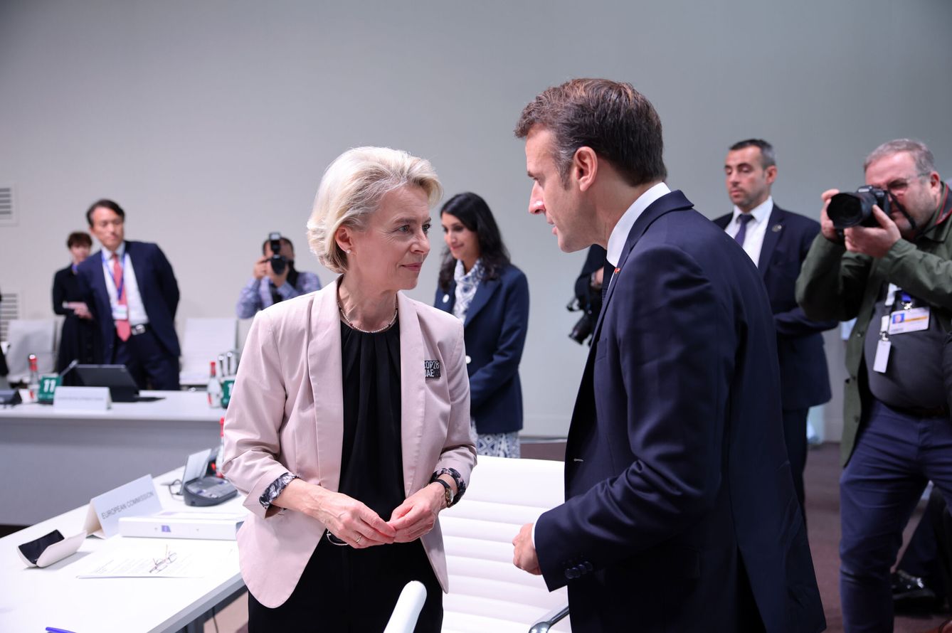Macron charla con Von der Leyen durante una reunión. (Europa Press)