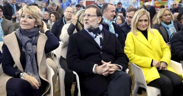 Foto: El presidente del Gobierno, Mariano Rajoy, entre Esperanza Aguirre y Cristina Cifuentes, en 2015. (Reuters)