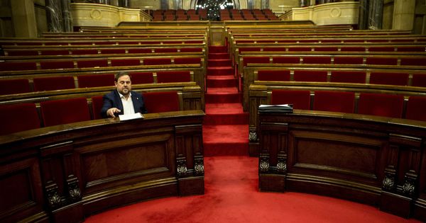 Foto: El vicepresidente de la Generalitat, Oriol Junqueras, en su escaño en el Parlament de Cataluña. (EFE) 