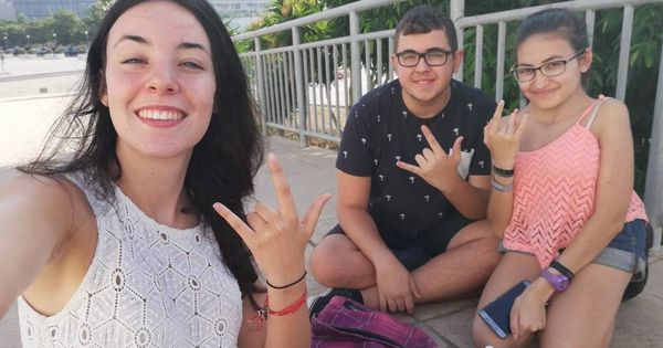 Foto: Tres seguidores de Malú haciendo cola en los alrededores del Palacio de los Deportes de Málaga. (Marina Jiménez)