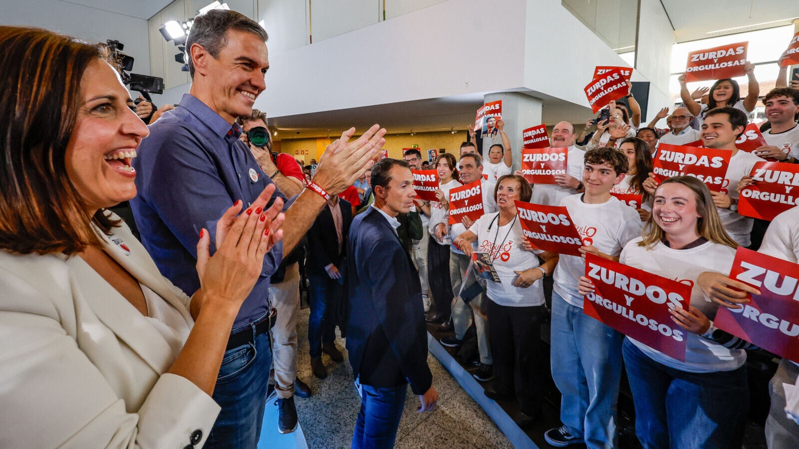 Foto de Pedro Sánchez presume de orgullo de zurdo y responde a Milei: Él, Feijóo y Abascal son lo mismo: motosierra