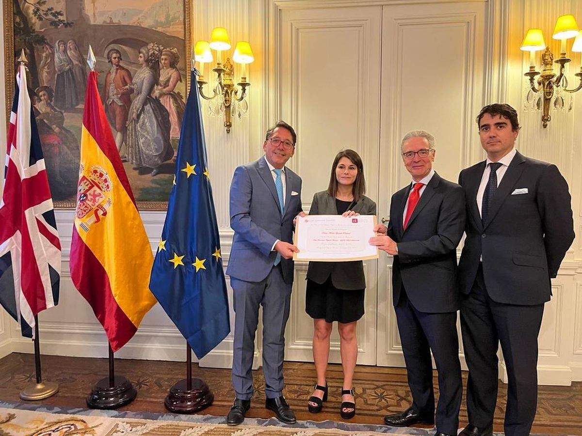 Foto: Una de las galardonadas, Marta Guasch Rusiñol, recibe la beca del embajador de España en el Reino Unido. (Cedida)