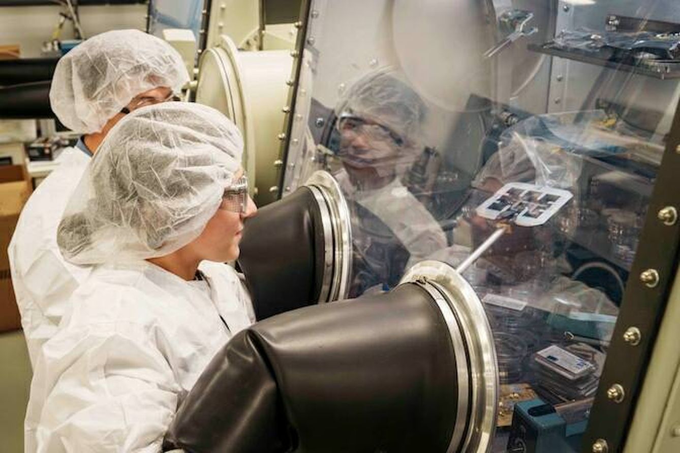 El equipo de investigación construye sus PHOLED dentro de una urna esterilizada. (Miranda Felty - University of Michigan)