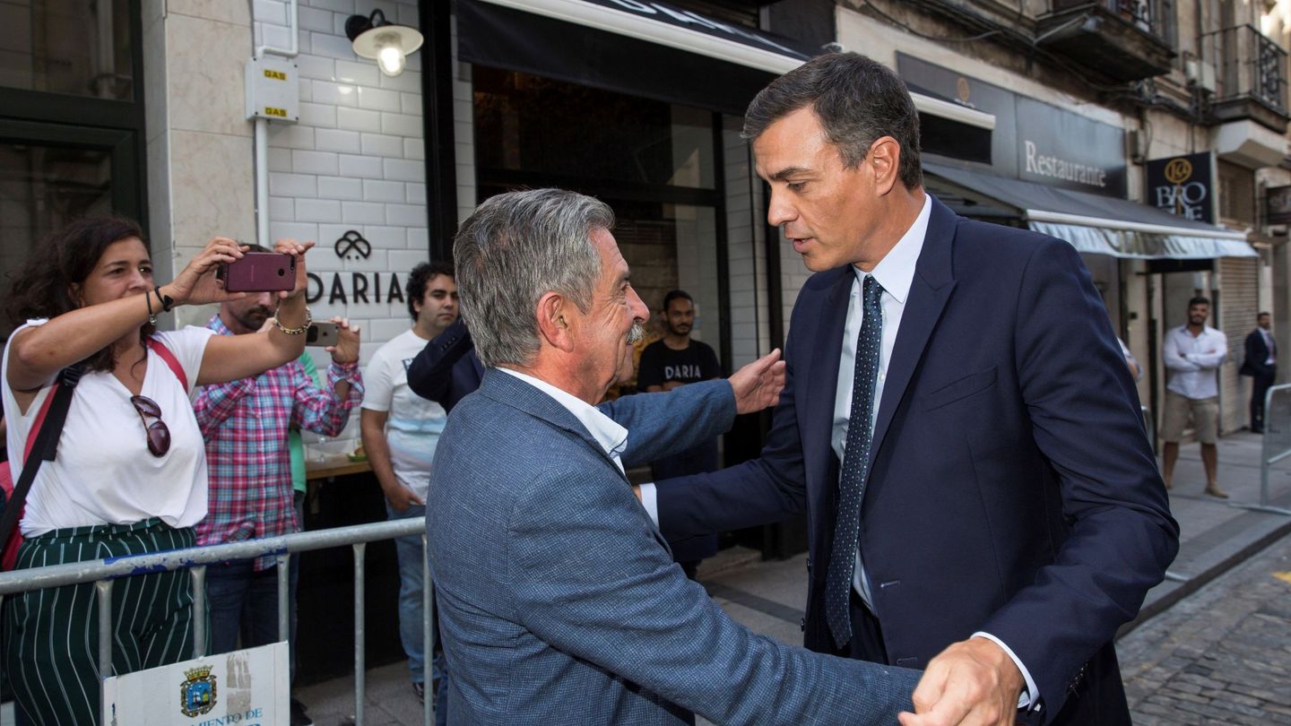 Pedro Sánchez, a su llegada este 4 de septiembre a Santander, recibido por el presidente de Cantabria y líder del PRC, Miguel Ángel Revilla, con el que almorzó. (EFE)