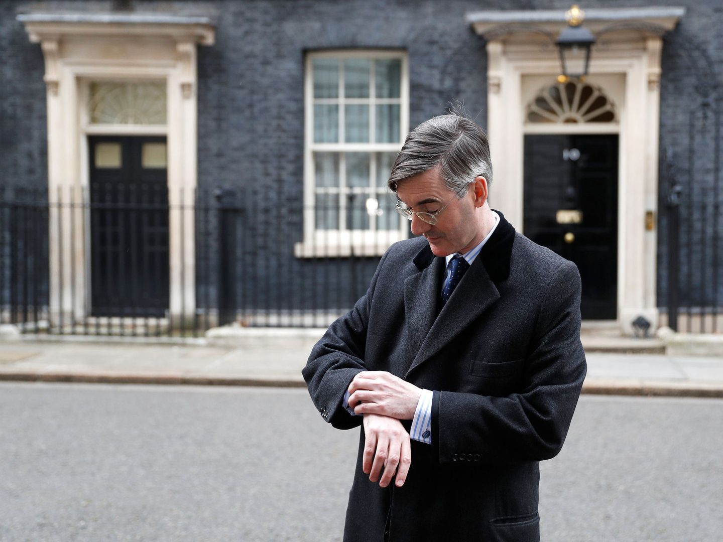 Jacob Rees-Mogg espera en el exterior de Downing Street, residencia de la Primera Ministra May, el 8 de febrero de 2018. (Reuters)