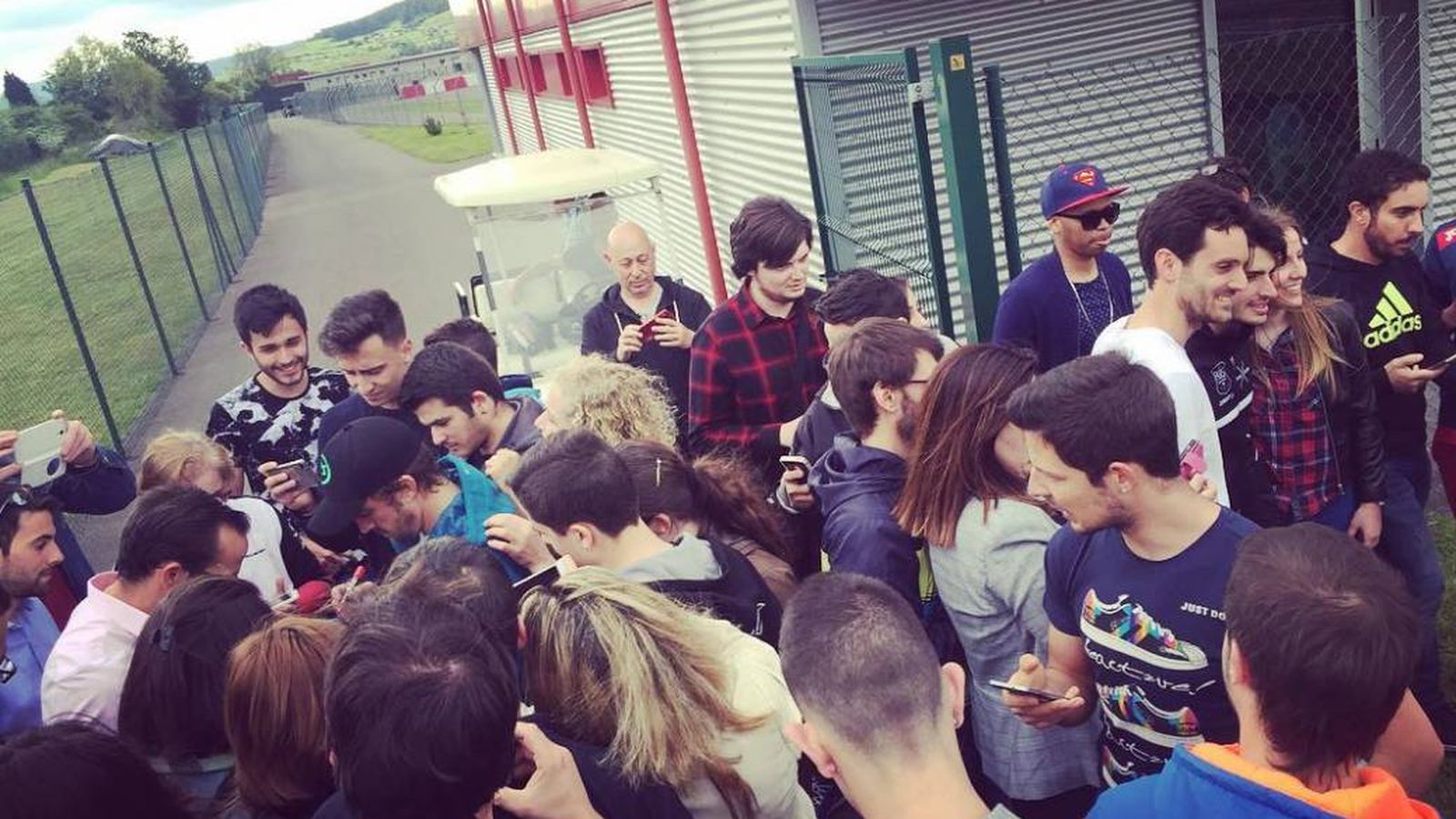 Foto: Fernando Alonso y Carlos Sainz firman autógrafos y se hacen fotos con los aficionados que se acercaron al circuito (Foto: fernandoalo_oficial)