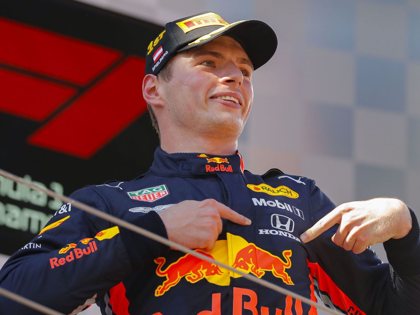 Max Verstappen señaló el logo de Honda en su mono en el podio del Gran Premio de Austria. (EFE)