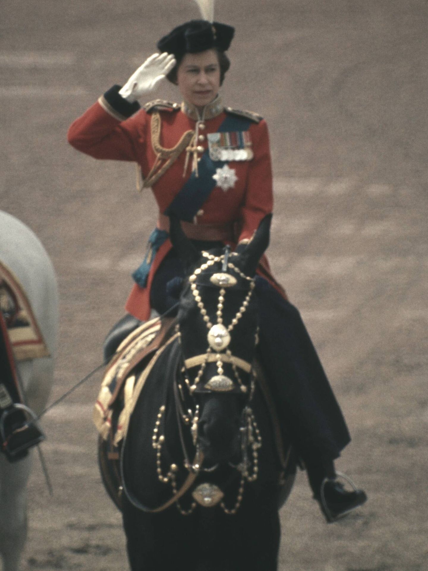 La reina Isabel II a caballo en el Tropping the Colour de 1971. (Getty)