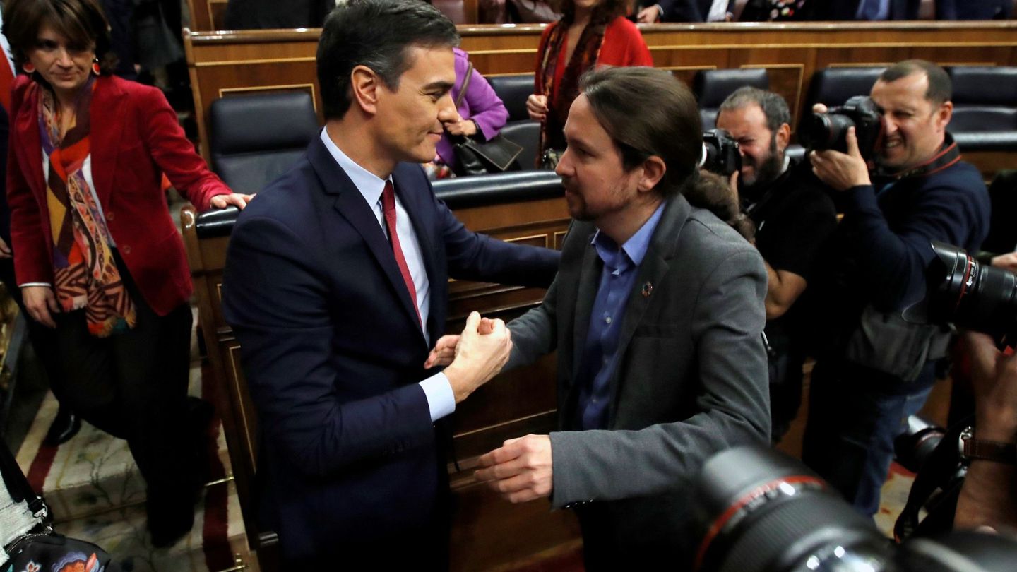 El líder de Unidas Podemos, Pablo Iglesias (d), felicita a Pedro Sánchez. (EFE)