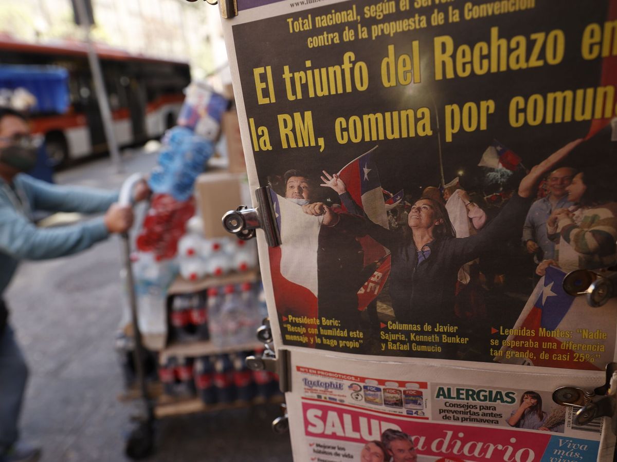 Foto: La portada de un diario donde se informa del rechazo del plebiscito constitucional. (EFE/Alberto Valdés)