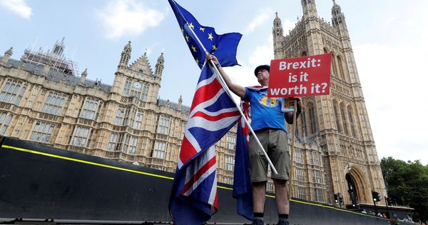 Foto: Un opositor al Brexit protesta ante el puente de Westminster, en Londres, el 13 de julio de 2018. (Reuters)