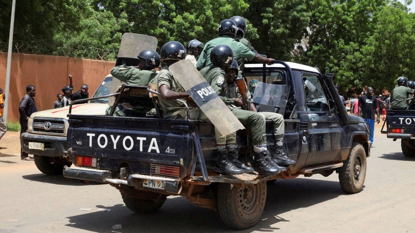 Foto: Fuerzas de seguridad de Níger durante las manifestaciones tras el golpe de Estado. (Reuters/Souleymane Ag Anara)