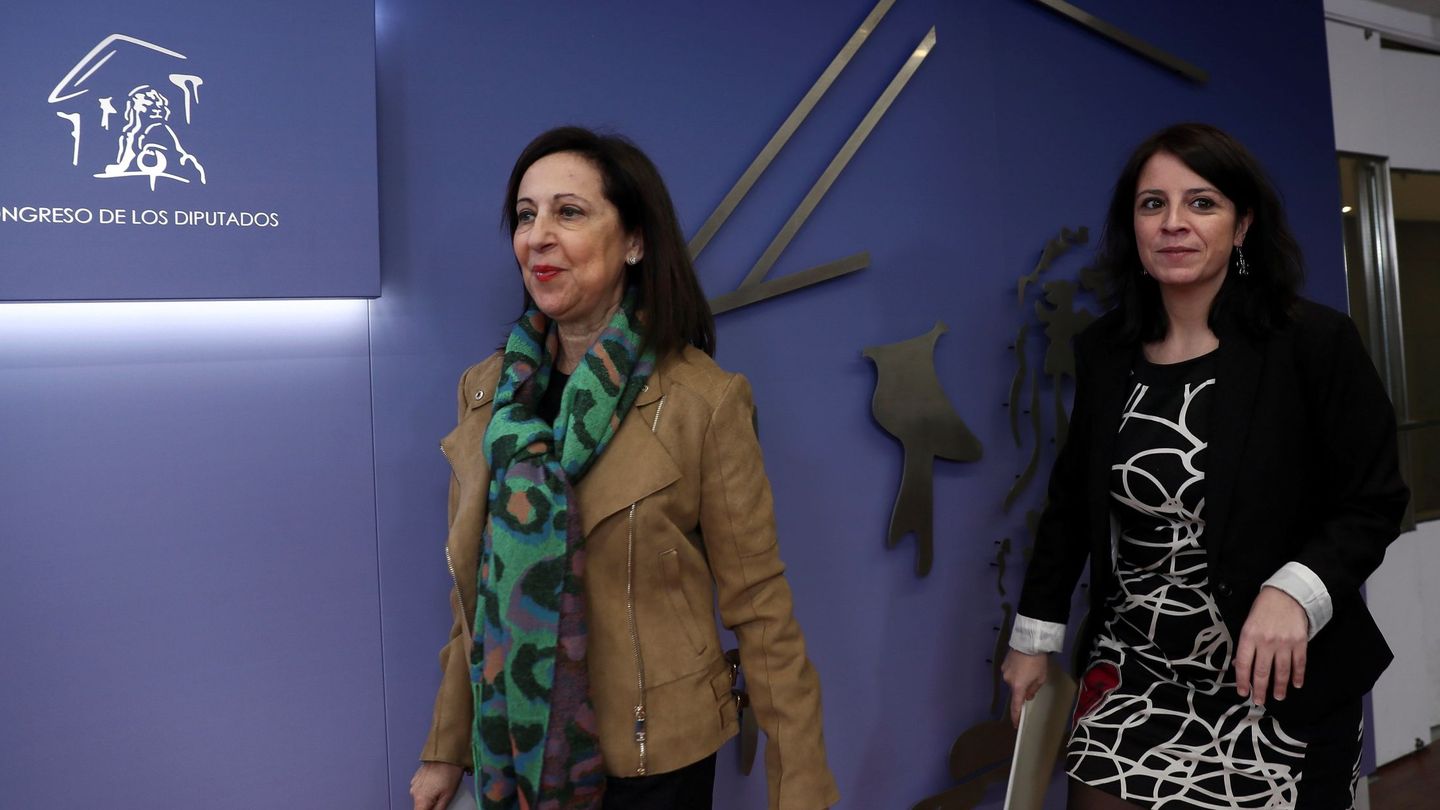 Margarita Robles y Adriana Lastra, este 8 de febrero a su llegada a la rueda de prensa en el Congreso. (EFE)