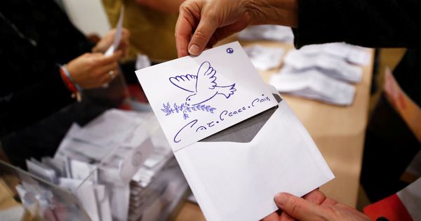 Foto: Un elector muestra una voto que sería considerado nulo en las elecciones. (Reuters)