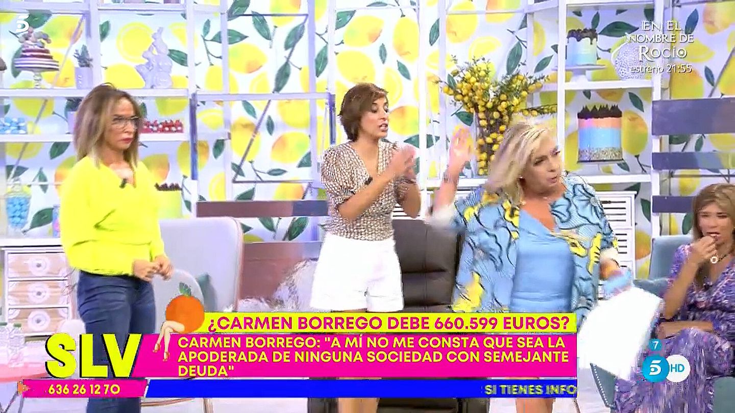Carmen Borrego marchándose del plató de 'Sálvame'. (Telecinco)