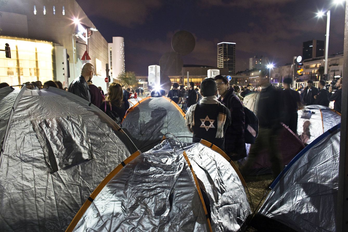 Activistas israelíes, durante una protesta contra la escasez de vivienda, en Tel Aviv, en marzo de 2015. (Reuters)