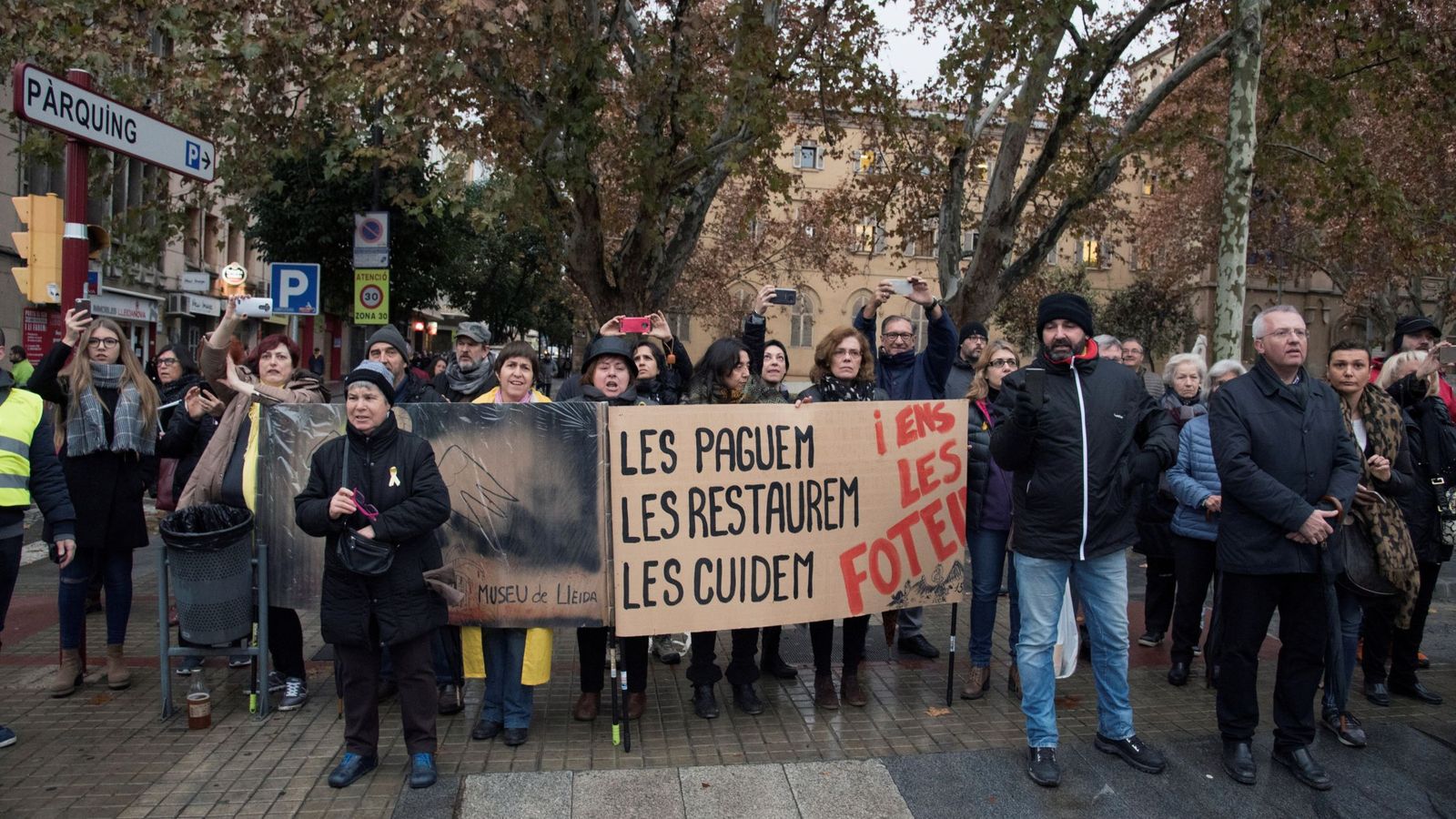 Foto: Manifestación contra la entrega de las obras de Sijena a Aragón. (EFE)