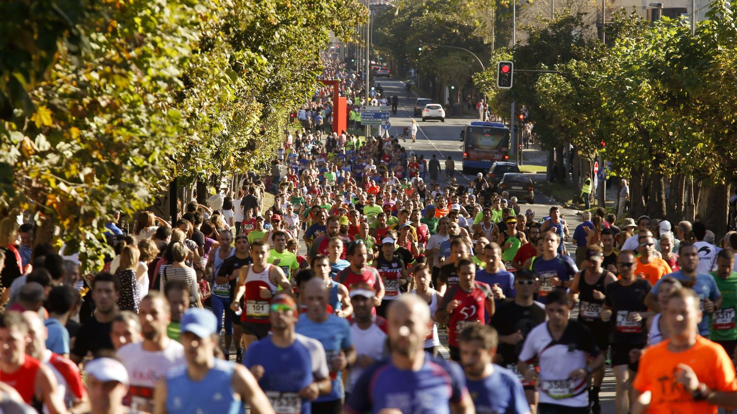 Numerosos corredores afrontan los últimos kilómetros de la prueba ya en San Sebastián. (EFE)