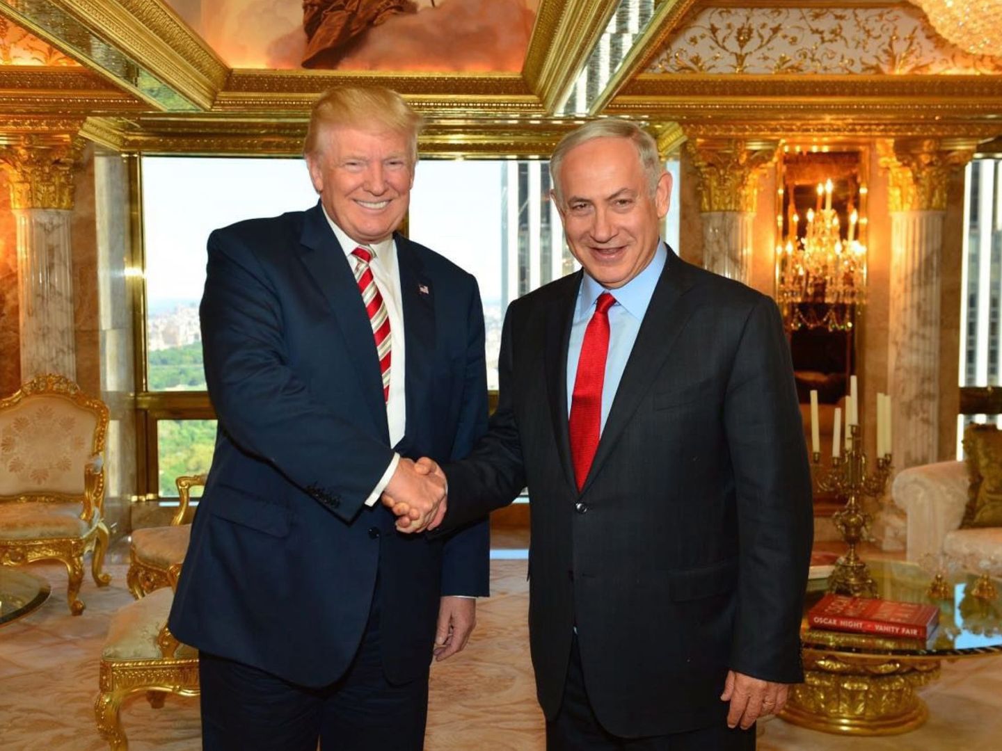 Donald Trump estrecha la mano de su amigo el primer ministro israelí Benyamin Netanyahu en la Torre Trump, en septiembre de 2016 (Reuters)