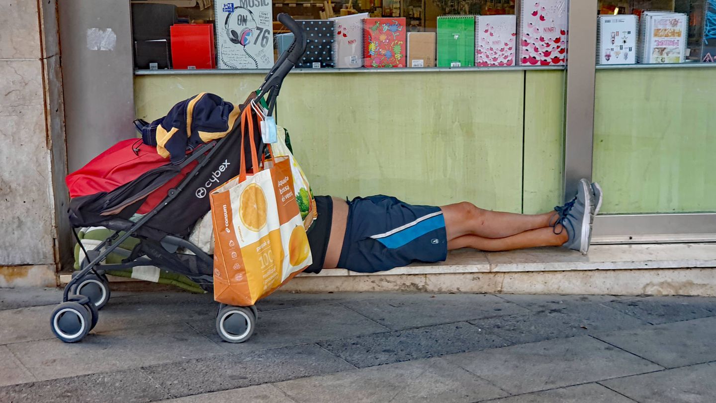 Un jornalero durmiendo en las calles de Lleida. (Ferran Barber)